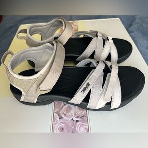 Brand New Teva Women's Tirra Sport Hiking Sandal, never worn!! So comfy! Sze 9❤️